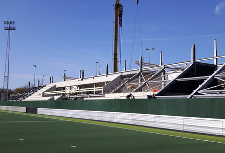 Feestvreugde op de multifunctionele prefab tribune van het Wagener stadion