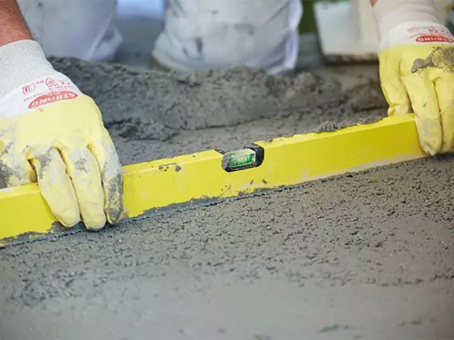 Tegels verlijmen op een cementdekvloer