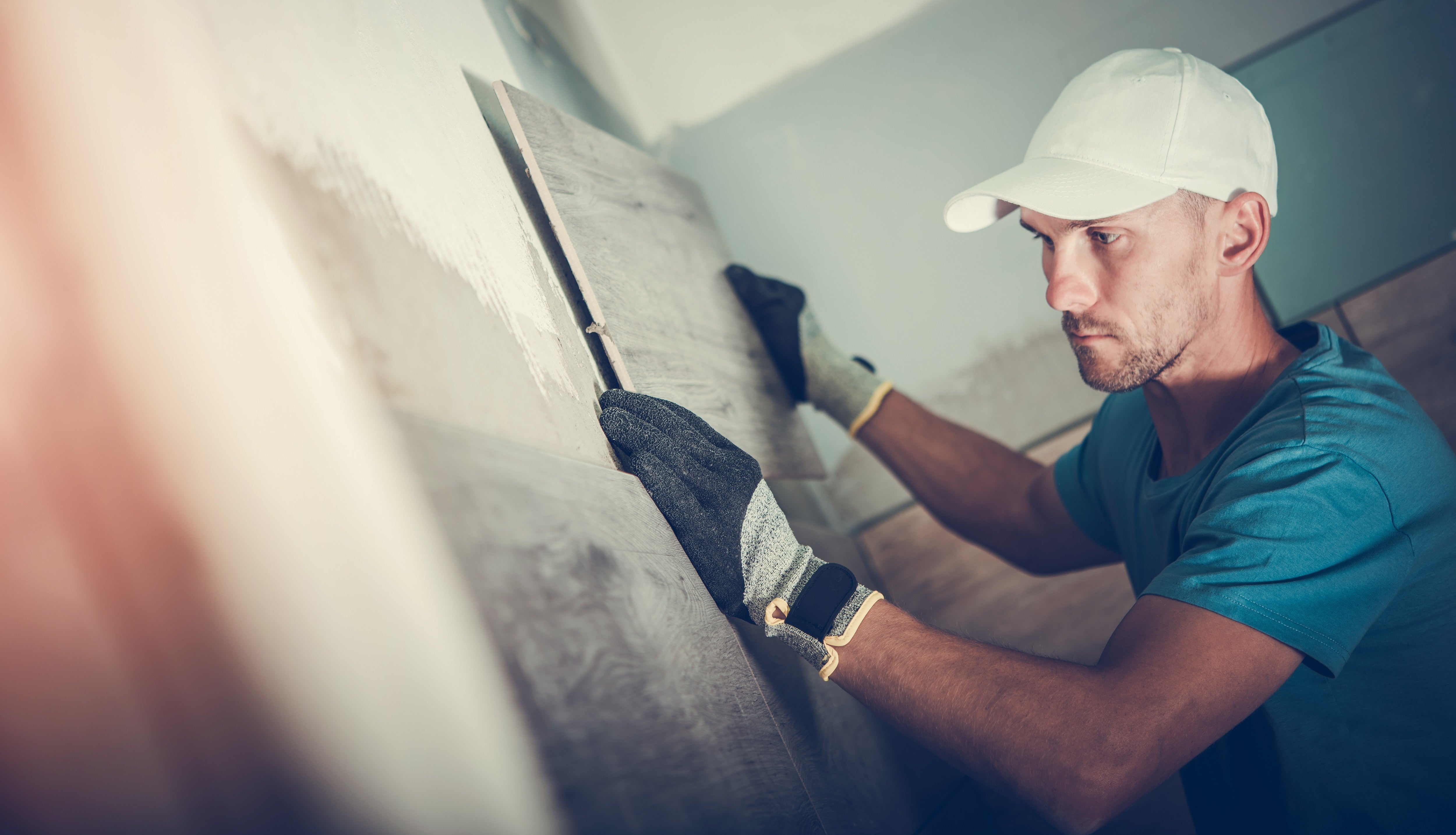Tegels verlijmen op gips (wand)
