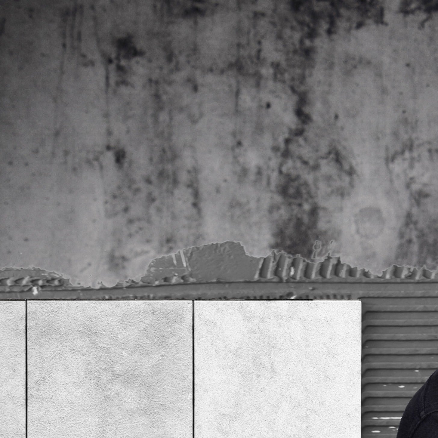 Tegels verlijmen op beton (wand)