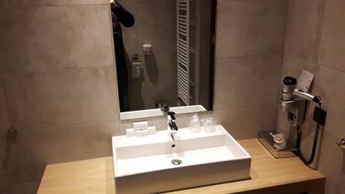 Tegelwerk badkamers in hotelkamers en suites Van der Valk Theaterhotel Almelo