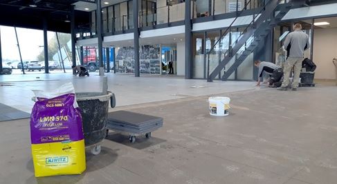 Nieuwe tegelvloer autoshowroom logistieke uitdaging