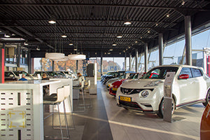 Nieuwe tegelvloer autoshowroom logistieke uitdaging