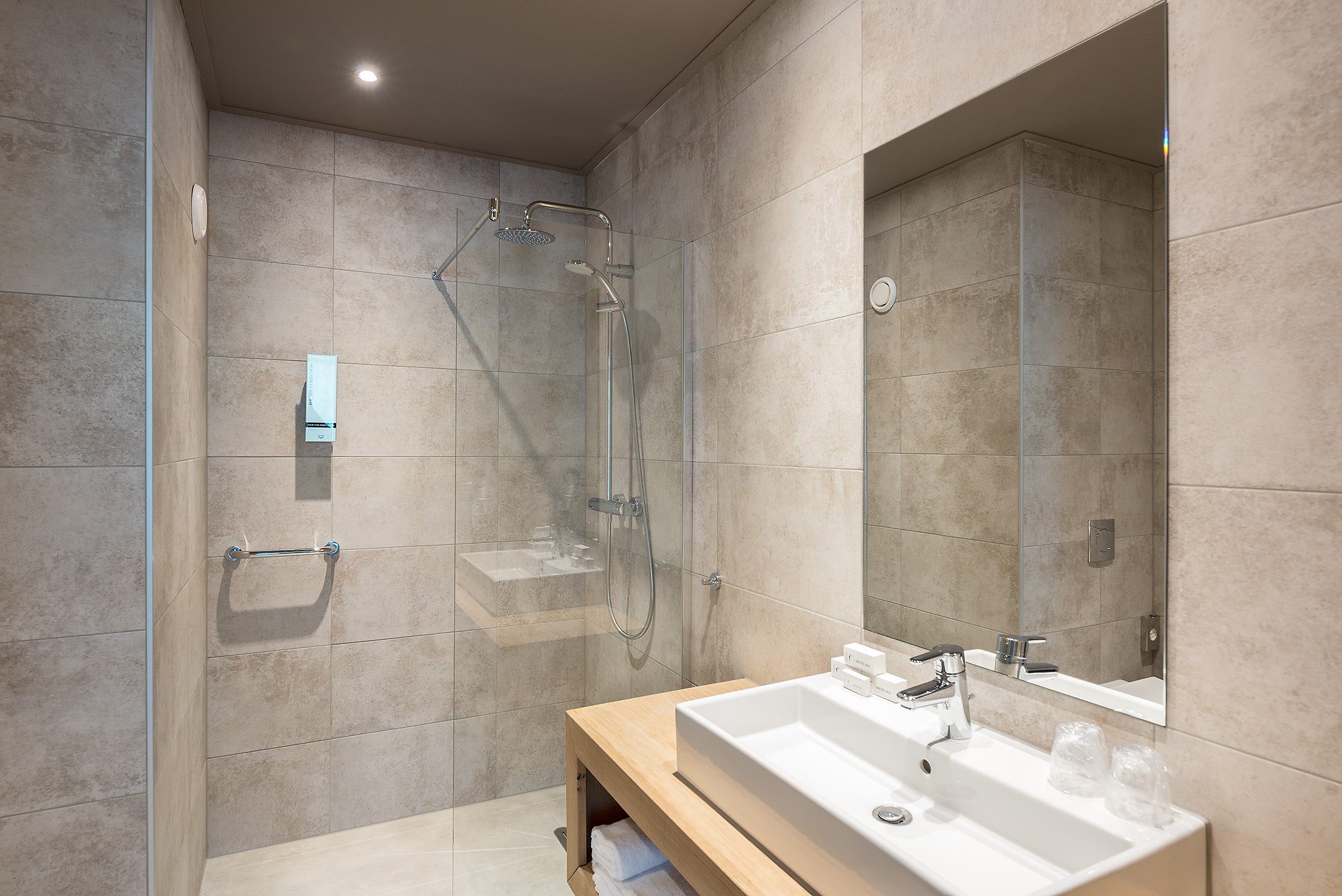 Tegelwerk badkamers in hotelkamers en suites Van der Valk Theaterhotel Almelo