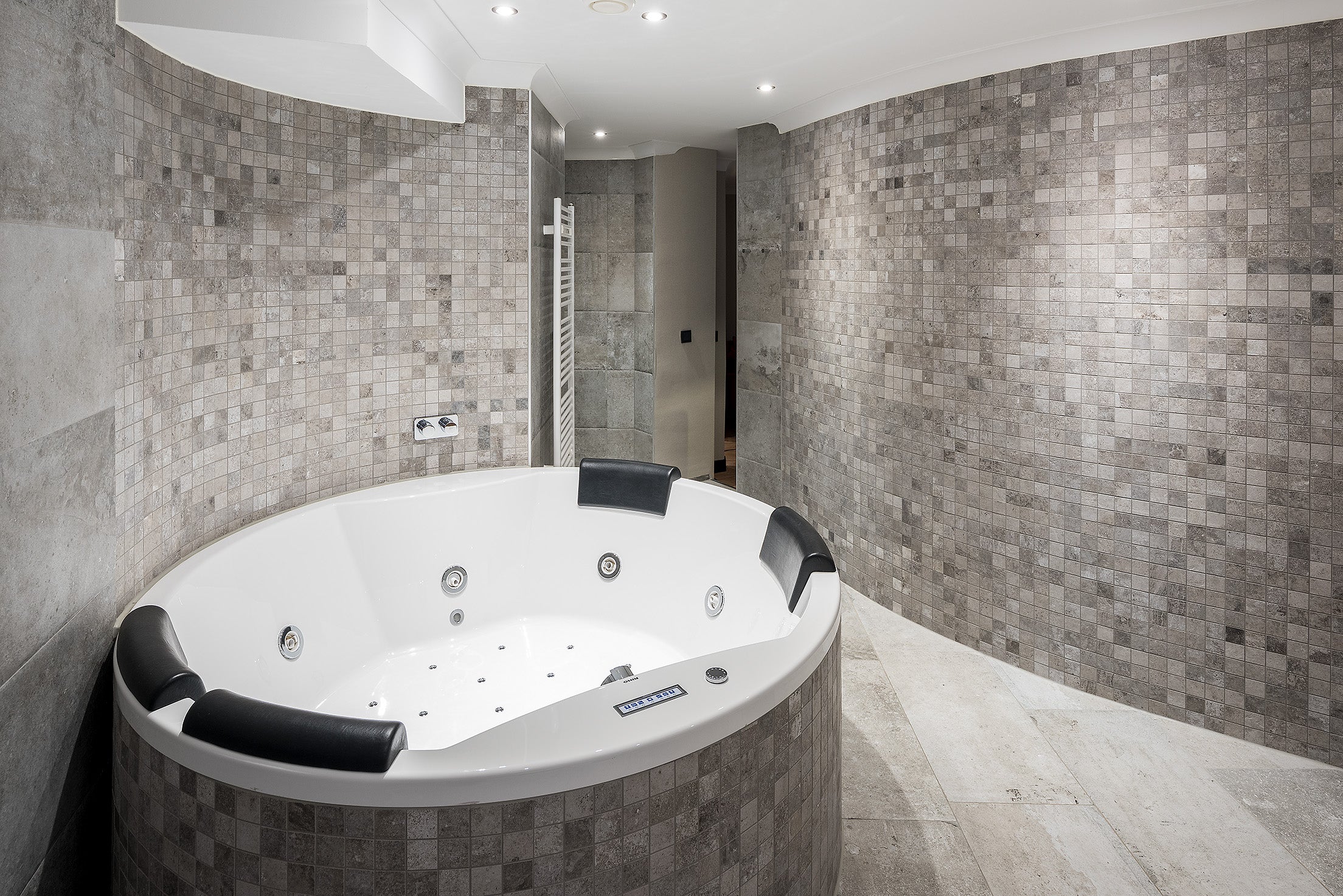 Tegelwerk badkamers in hotelkamers en suites Van der Valk Theaterhotel Almelo
