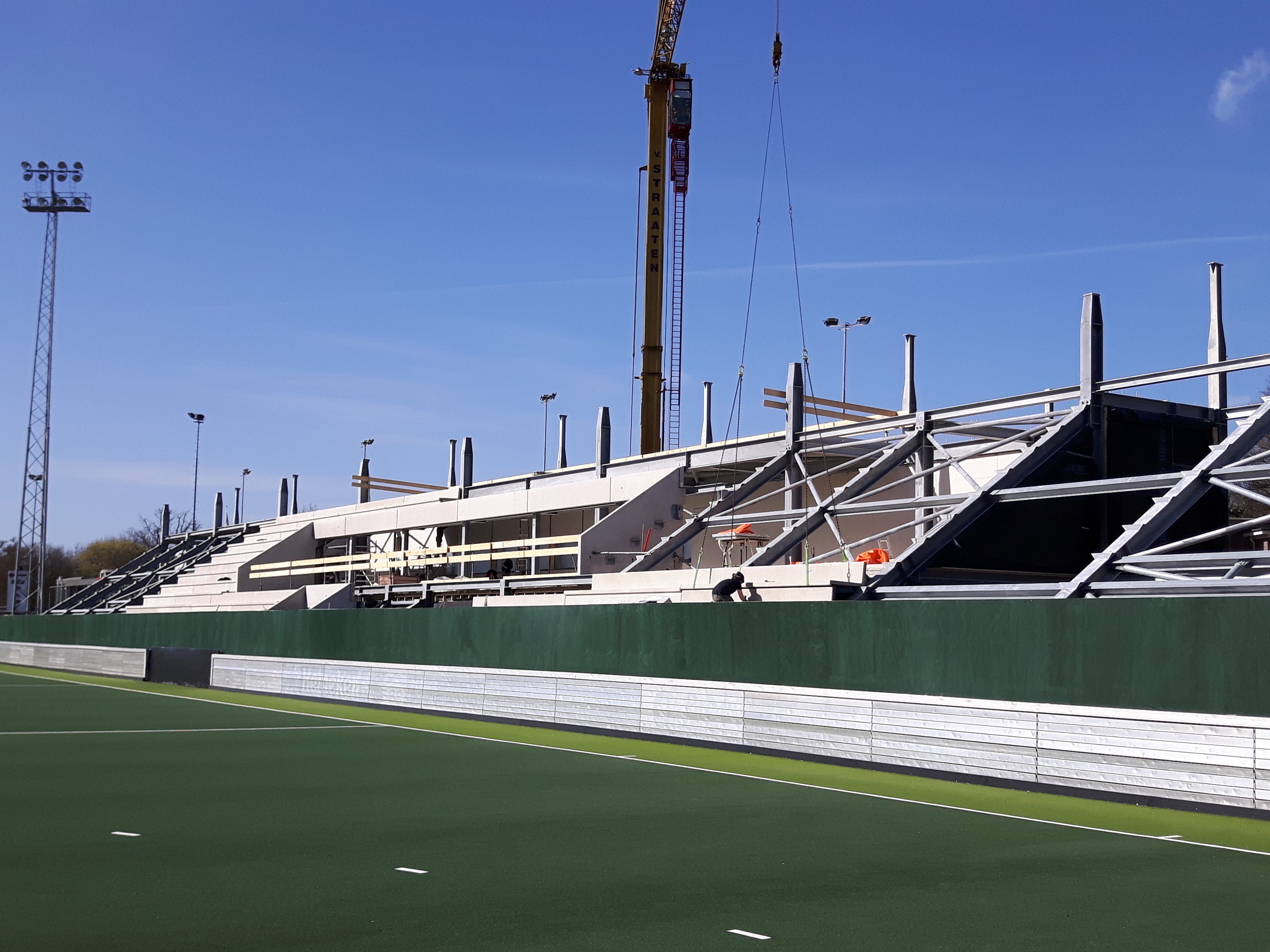 Feestvreugde op de multifunctionele prefab tribune van het Wagener stadion