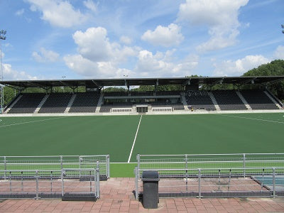 Feestvreugde op de multifunctionele prefab tribune van het Wagener stadion