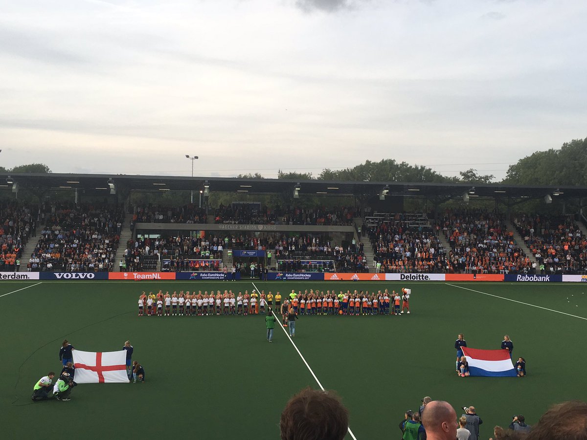 Feestvreugde op de multifunctionele prefab tribune van het Wagener stadion