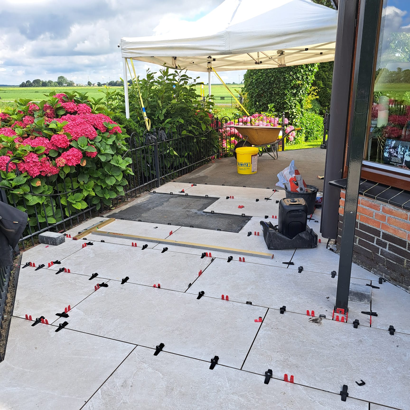 Terras betegelen met Kiwitz LMN 920