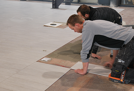 Nieuwe tegelvloer autoshowroom logistieke uitdaging