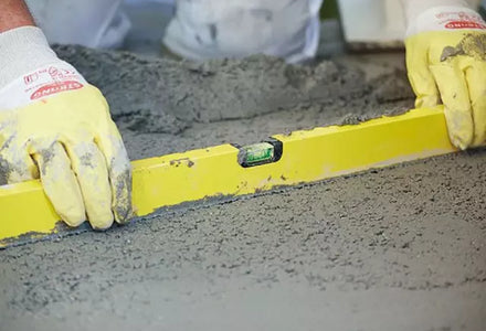 Tegels verlijmen op een cementdekvloer