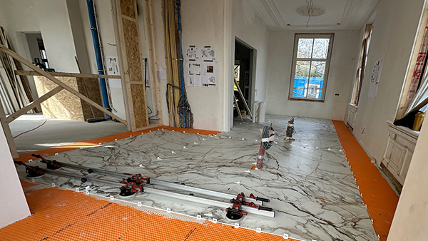 Project: XXL-tegels verlijmen bij villarenovatie: vakwerk met Kiwitz LMN 590